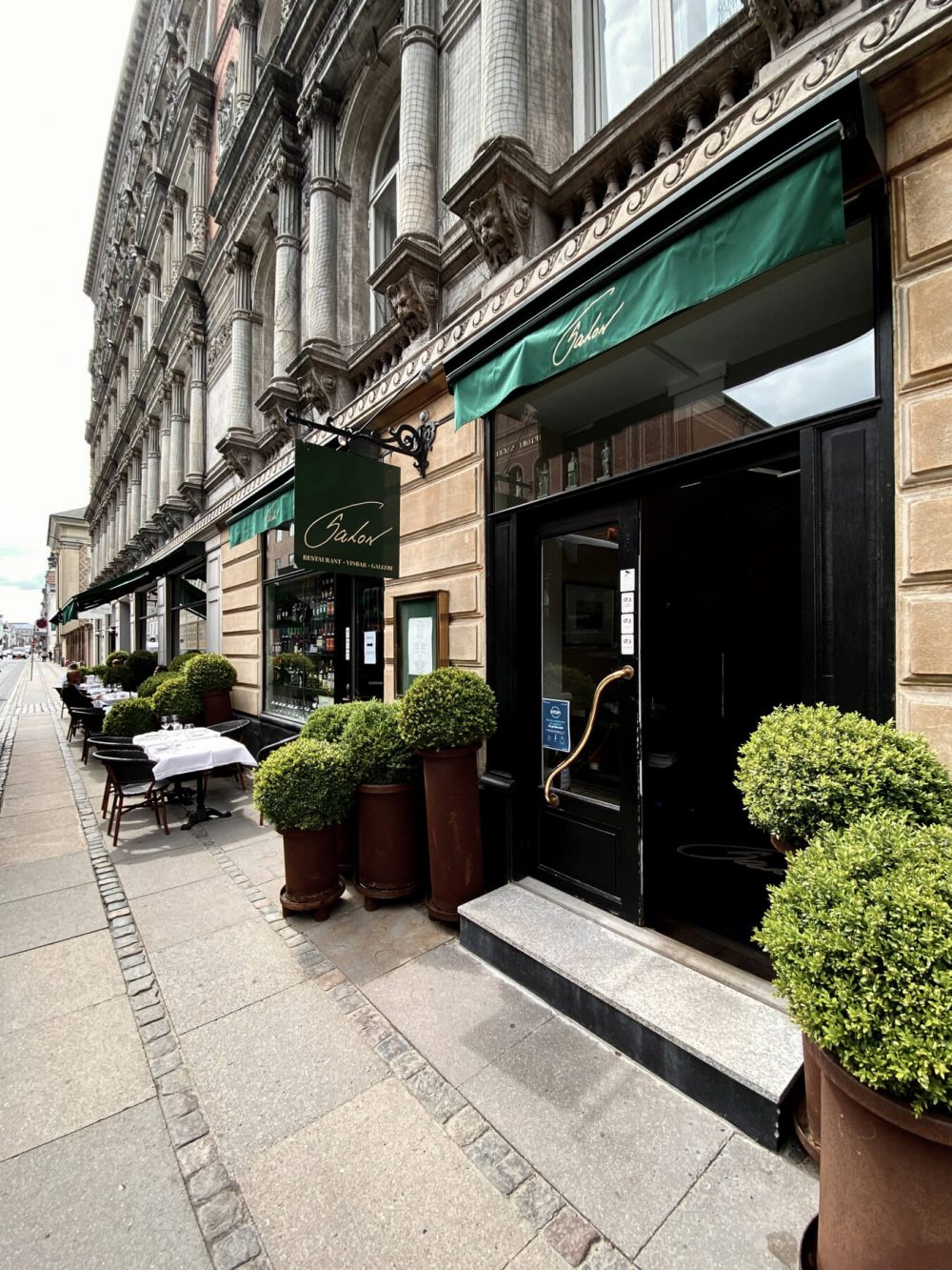 Restaurant Salon I Bredgade set udefra i retning af Kongens Nytorv