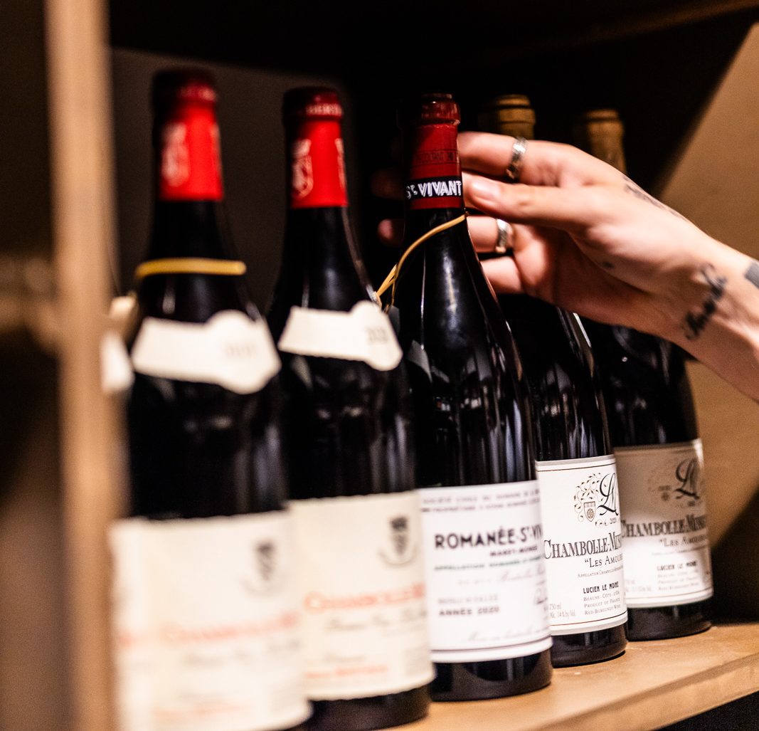 Vinmenu på Restaurant Salon i København – nøje udvalgte vine serveret som en del af aftenens gourmetrestaurant oplevelse